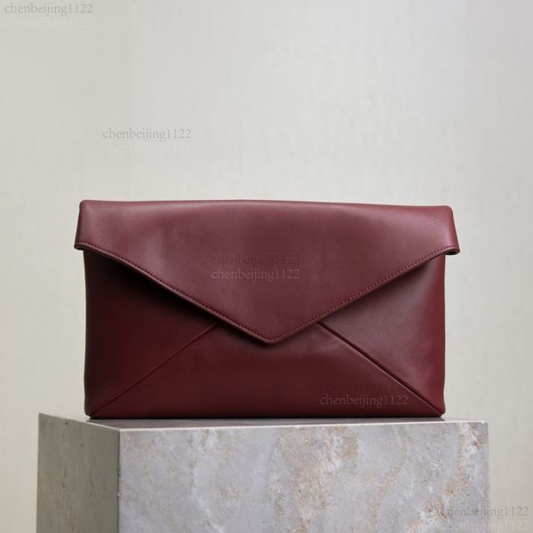 

99A The top designer of 12A has created a fashionable and casual envelope-style handbag, which is made of imported sheepskin, further highlighting its unique charm., Five