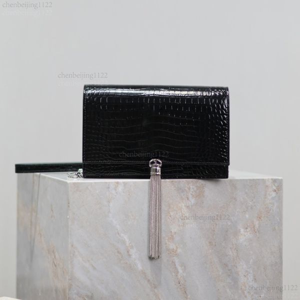 

The 99A bag, a fashionable and casual classic, was designed by a top designer. The use of imported South African sheepskin and cowhide makes it stand out in terms of quality., Three