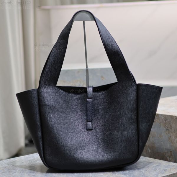 

99A model of this portable crossbody bag with excellent quality, featuring top-notch fashion and a spacious casual design, is enhanced by imported sheepskin., Four