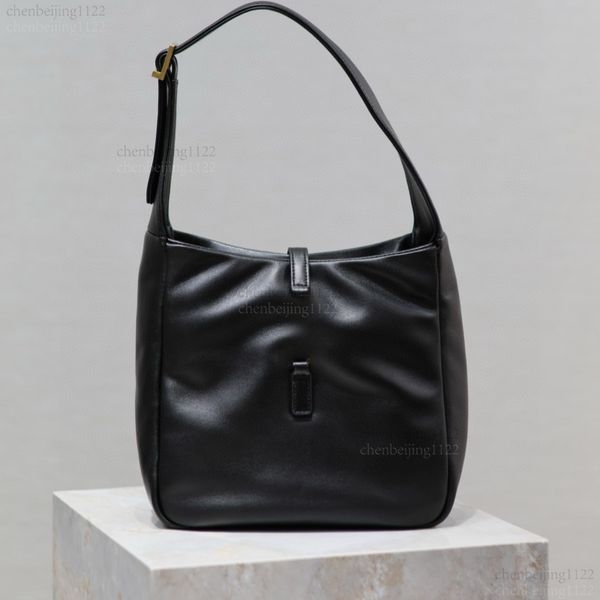 

99A High-quality casual shoulder bag with a crossbody design, made of imported sheepskin and featuring the collaboration of top designers, has ample capacity for use., Two