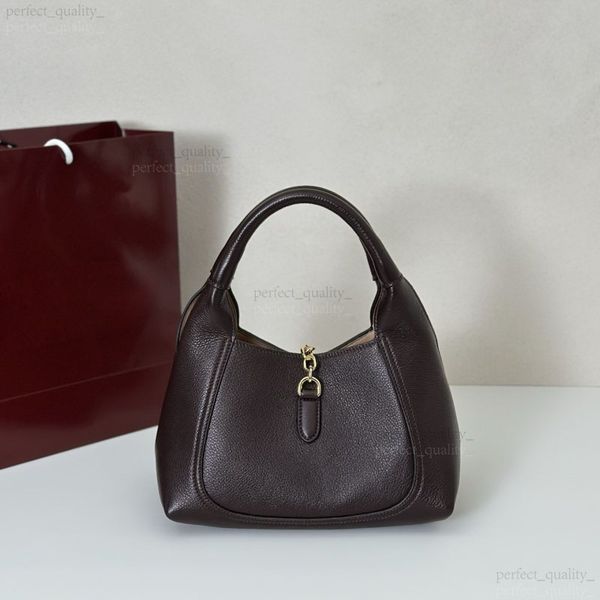 

Based on high-quality genuine leather, the 12A designer has created this high-end and fashionable creative bag that integrates multiple carrying methods., Eight