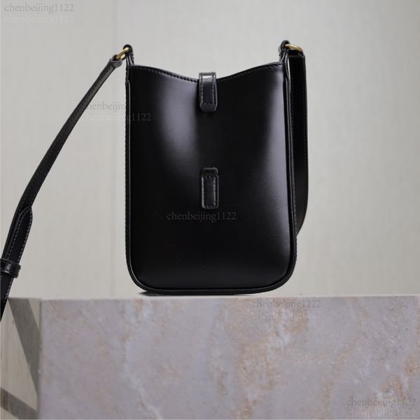 

99A masterpiece created by top quality designers. Made of imported sheepskin, this handbag with a shoulder strap and crossbody design is truly captivating., Five