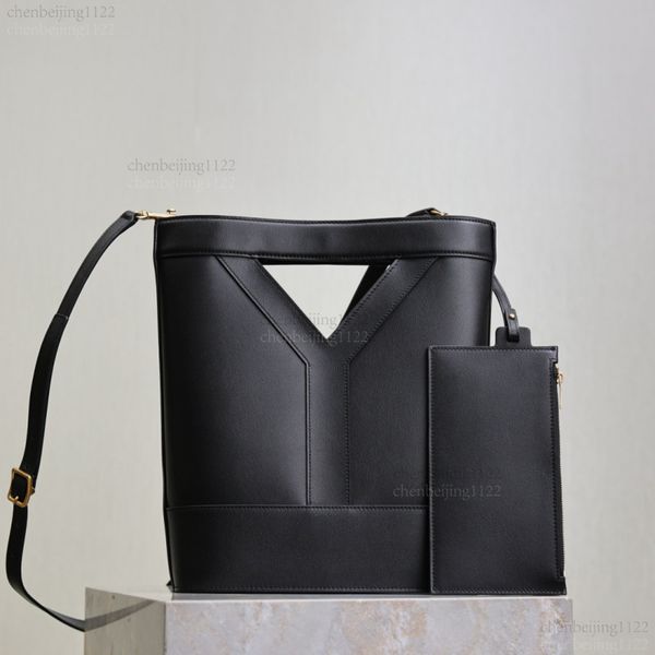 

99A is crafted by top quality designers. The handle is designed with an openwork pattern, which becomes even more charming when complemented by imported sheepskin., One