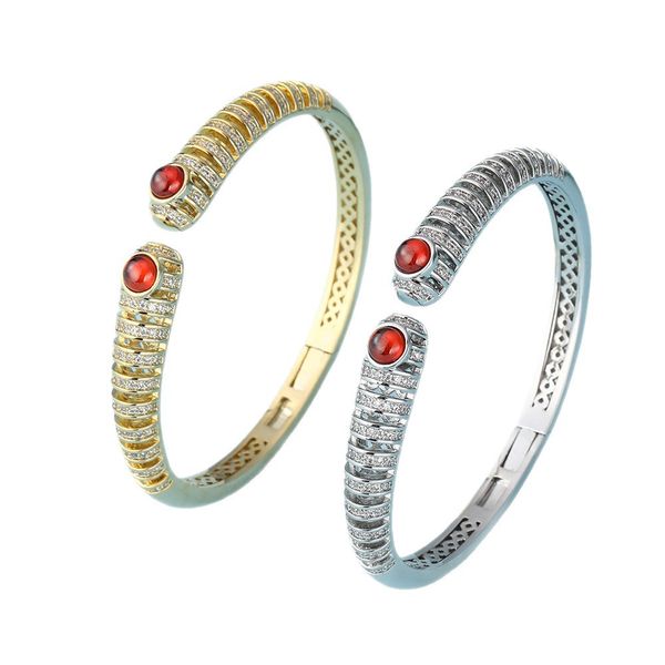 

Patterned Starburst Necklace with Gemstone Set Diamonds Open Hand Ring with Hollowed-Out Design Accessory for Women