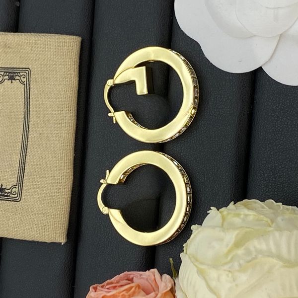 

the basic style is simple and versatile Featuring gold with diamonds they are suitable for both parties and daily wear