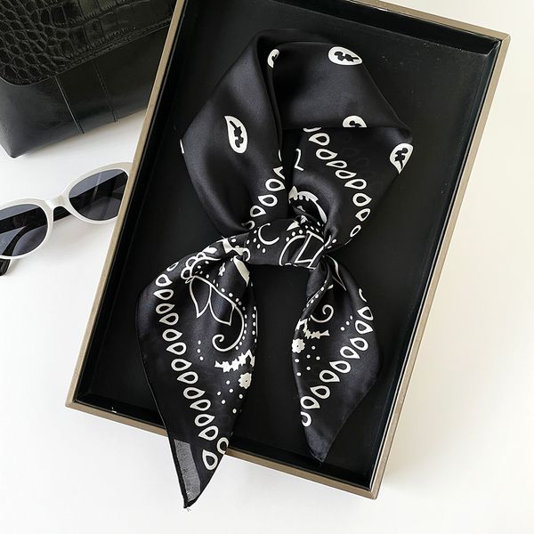 

Retro Hip-Hop Head Scarf - Stylish Simple Design Shawl for Fashionable Wear