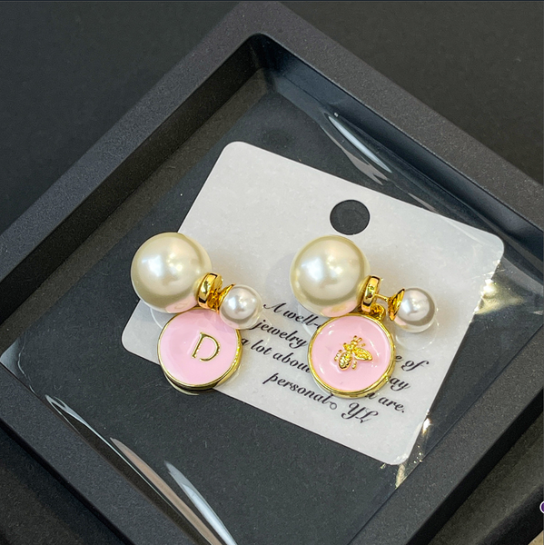 

French-style retro luxury pearl stud earrings with letter-shaped earrings