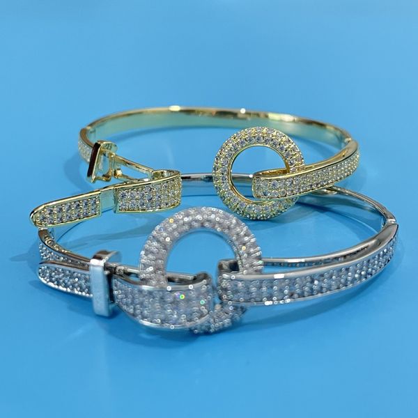

Large round drill belt clasp bracelet - Women's light luxury high-end style cool and elegant hand jewelry, small and unique personalized hand jewelry.
