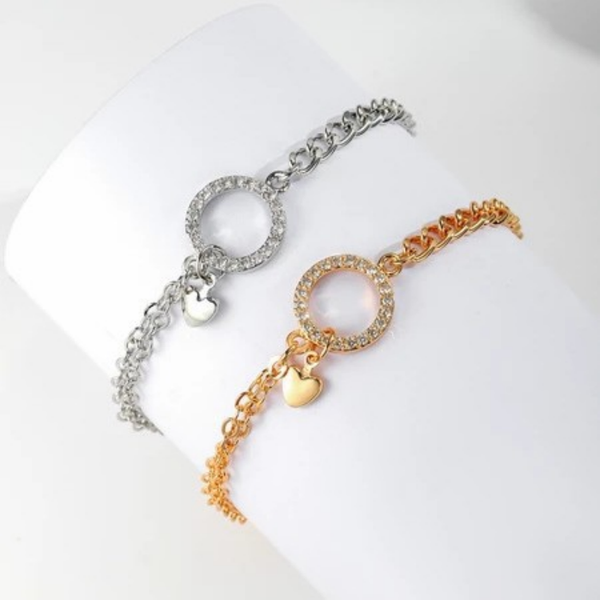 

Fashionable and elegant bracelet with round design, heart-shaped gemstone inlay, geometric shape, high-end and simple style, perfect accessory for women.