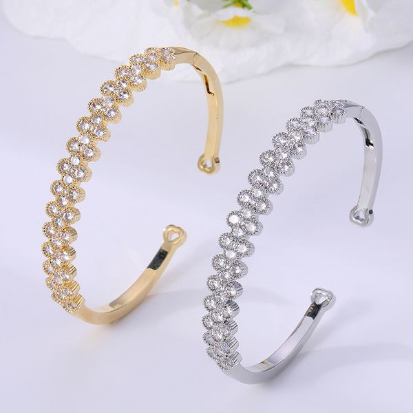 

Simple opening four-leaf clover bracelet with full diamonds and zircons - extremely beautiful hand accessory with niche design and high-end style wristband