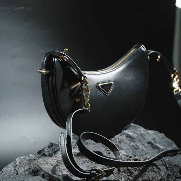 

A masterpiece handbag designed by 99A, featuring a shoulder strap or a single shoulder bag, made of imported leather material, exuding a high-end touch., One