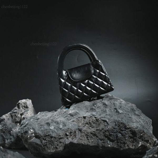 

This 99A portable crossbody bag, crafted by a top designer, is made of imported sheepskin and exudes a fashionable and casual style in various occasions., One