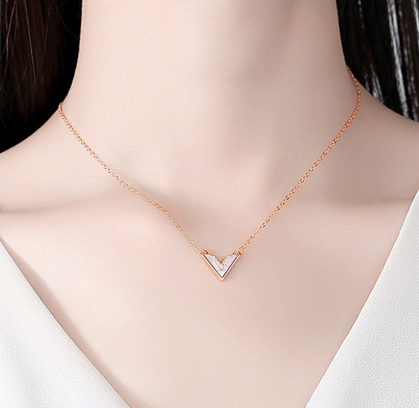 

S925 pure silver letter necklace with diamonds - simple and fashionable, elegant collar chain
