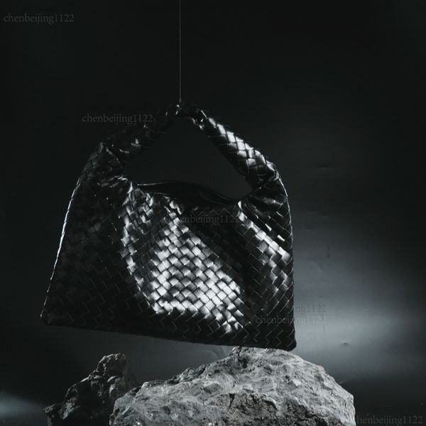 

The 99A bag by a top designer, made of imported cowhide material, is a hand-held and shoulder-sling bag. It has a rich texture and is both simple and fashionable., One