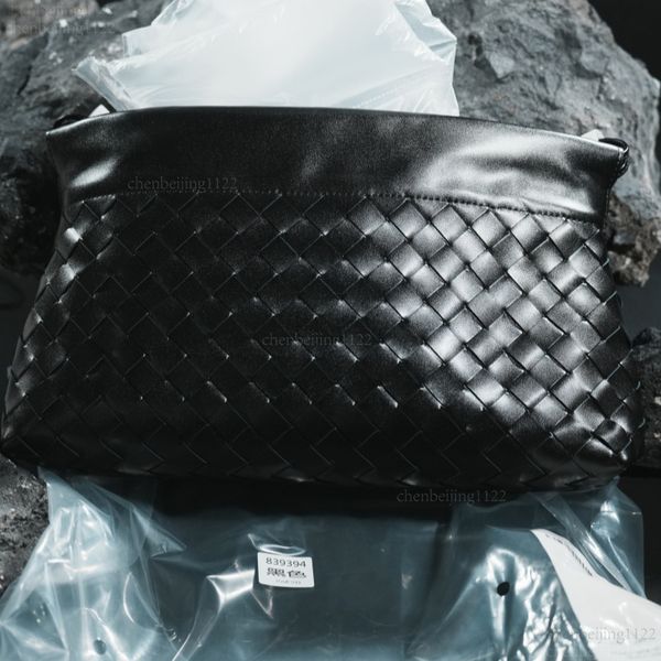 

99A High-quality fashion bags, made of imported cowhide and featuring top designer designs, can stand out in both work and entertainment settings., One