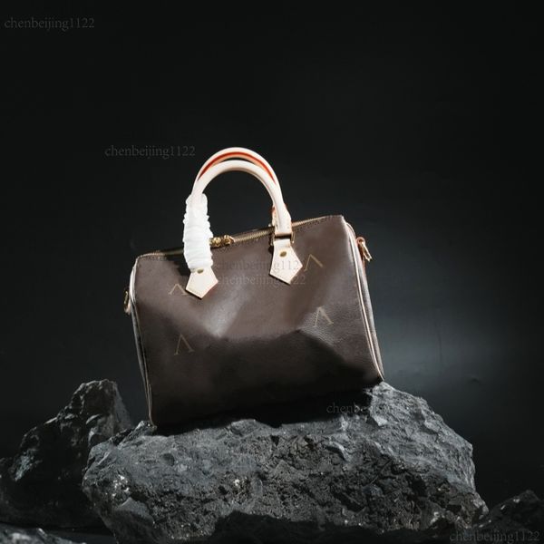 

Top designers have infused the 99A bag with fashionable vitality. Made of imported sheepskin, it shines both in business negotiations and leisure time., One