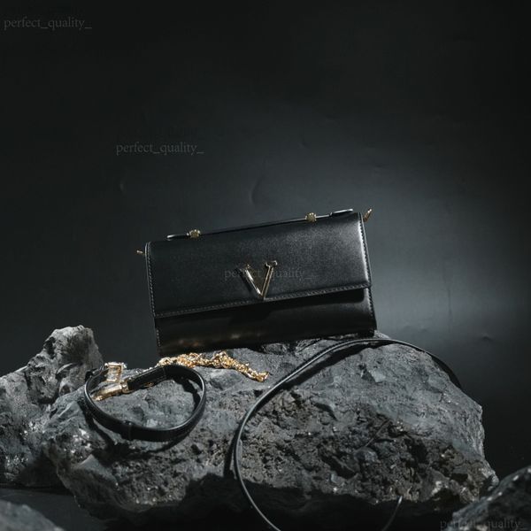 

The 99A designer's ingenious handbag with a single shoulder strap and slanted style highlights a sense of luxury with its genuine leather material., One
