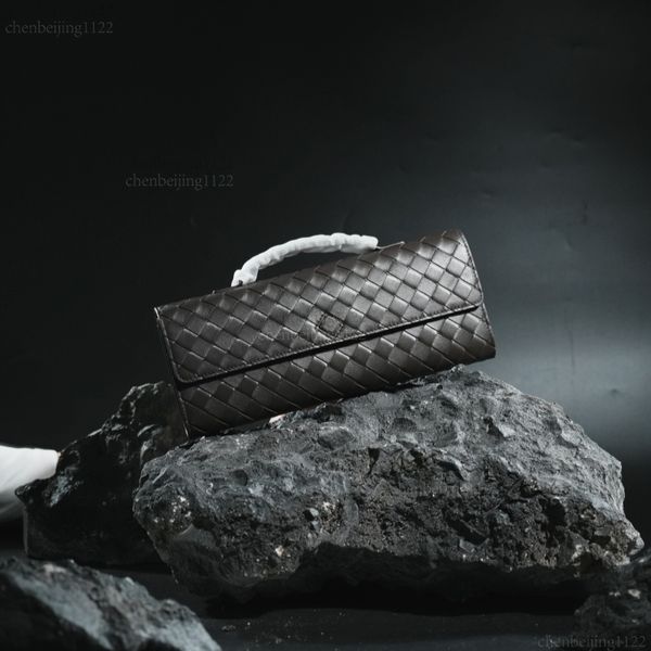 

This 99A portable crossbody bag, crafted by a top designer, is made of imported cowhide and features pure copper hardware, creating a fashionable and casual look for you., One