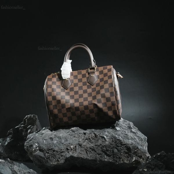 99A This top-quality design bag is made of imported cowhide and features A-grade pure copper hardware. It is a single-shoulder handbag that can be carried as a crossbody ba