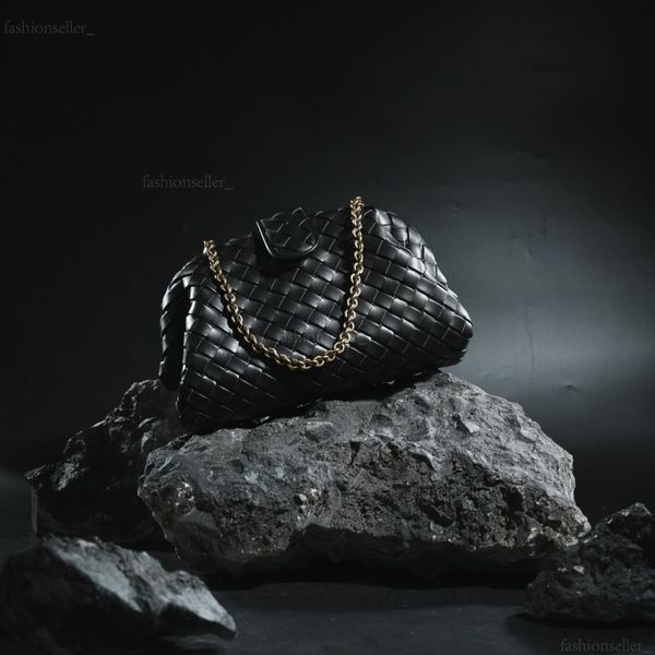 99A imported cowhide woven bag is soft and durable. It features A-grade pure copper hardware and is designed by a top designer. It is a single-shoulder crossbody handbag.
