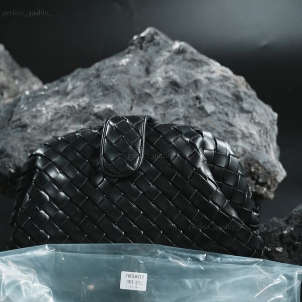 

It comes with a 99A designer-designed crossbody bag with a single shoulder strap. The leather material and pure steel hardware exude an elegant taste., One