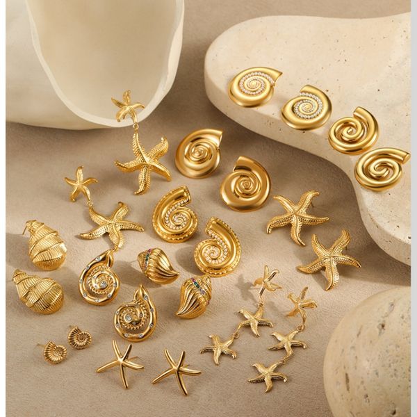 

Retro and elegant conch-shaped earrings echo the theme of the ocean | 18K gold plated with a swirling design, unique and exclusive, showcasing a refined taste
