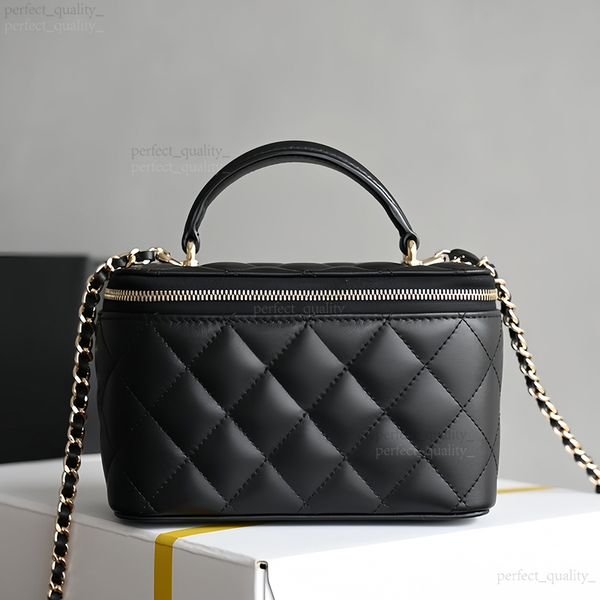 

With the exquisite handcrafted tote bag designed by 12A designers, made of genuine leather, the overall quality level is elevated to a higher level of sophistication., Six