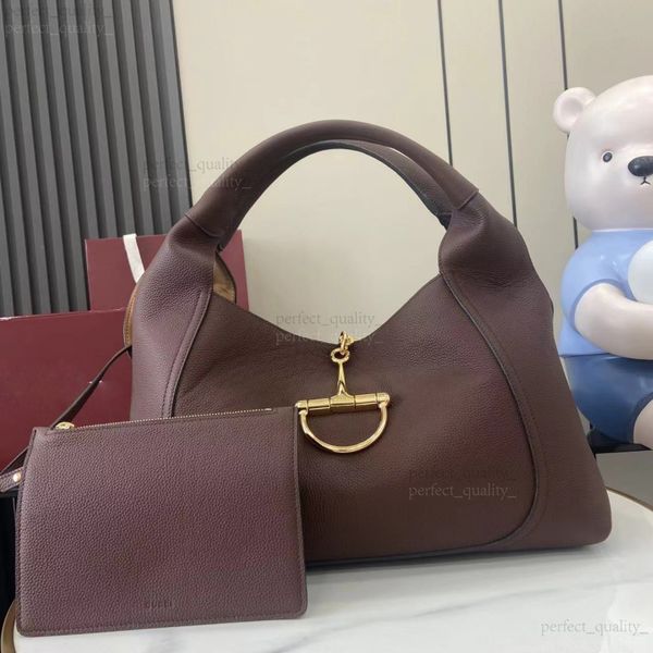 

99A The designer's creative crossbody handbag with a single shoulder strap is made of high-quality leather, creating an extremely simple and elegant atmosphere., One