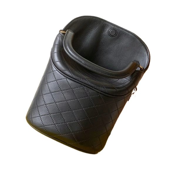 

99A - A top designer's single-shoulder crossbody handbag, made with pure copper hardware and custom-made, available in multiple carrying options, a 19cm mini handbag, One