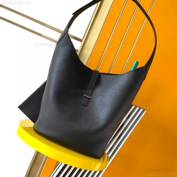 

99A This handbag with a shoulder strap and a single handle, designed by a top designer, features exquisite craftsmanship and high-quality hardware. It has a capacity 26 cm., One