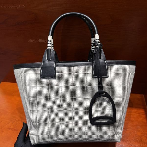 

99A casual and fashionable single shoulder handbag designed by top designers. Made of imported cowhide and canvas, it is custom-made by hand and has a capacity of 25cm., Two