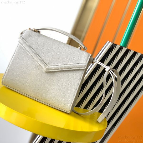 

99A This handbag is meticulously crafted by top designers. The exquisite hardware adds to its charm. It is a 20CM small-sized but large-capacity shoulder bag., Two
