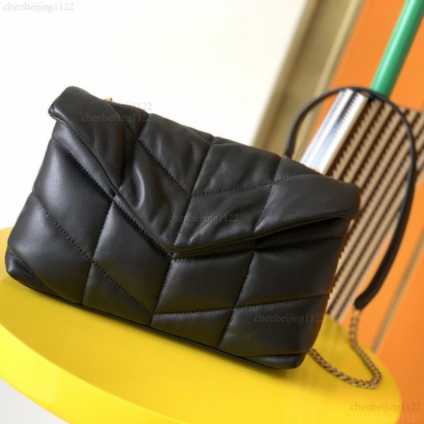 

99A The top designer selected high-quality leather for this crossbody handbag, which complements the exquisite hardware perfectly. The 23CM handbag, Three