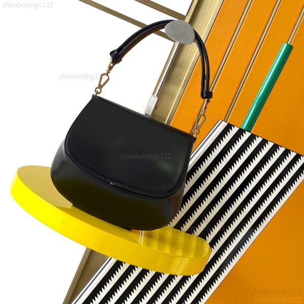 

99A This saddle-shaped handbag with a shoulder strap is an essential item for top designers. The exquisite hardware and genuine leather exude an air of sophistication., Two