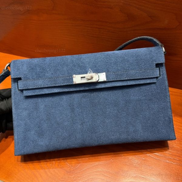 

99A This stylish and casual shoulder bag, designed by a top designer, is made of imported deer skin and is custom-made by hand. It measures 27cm and is extremely suitable., One