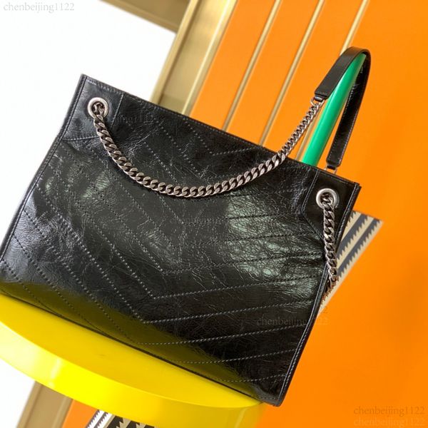 

99A The leather material is used for this crossbody handbag with a shoulder strap. This is the top designer's commitment to quality. It is a 33CM capacity handbag., One