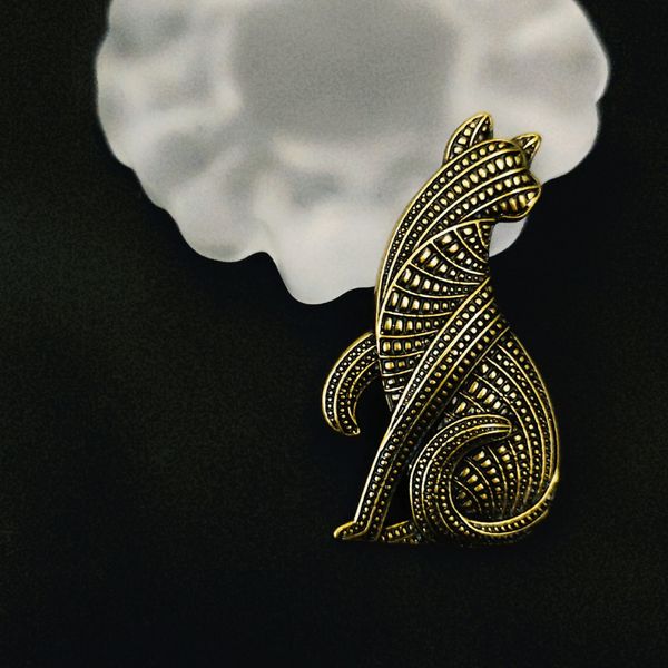 

Medieval brand brooch Couple style for women and men Fashion jewelry accessory - Designed with letter pearls and crystals - Back has a steel stamp mark