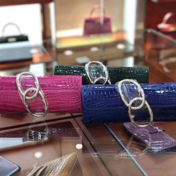 

99A 25cm ladies' handbag designed by a top designer. Made of imported crocodile skin and custom-made by hand. The right size adds points to your fashionable look., One