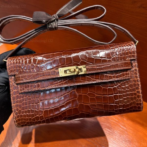 

99A This 19.5-inch mini handbag is made of South African crocodile skin and features a stylish design by a top designer. It is custom-made by hand and is a must-have for events., One