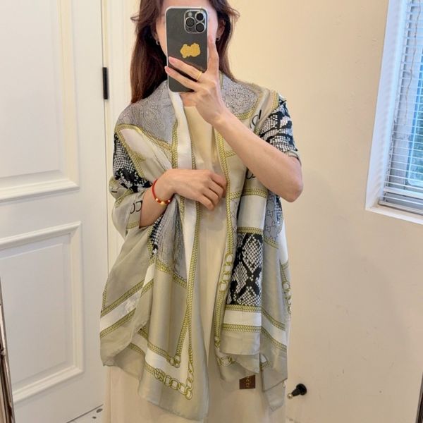 

Silk Slightly textured silk high-quality luxurious lady's silk scarf Retro print silk scarf Design scarf Fashionable lady Versatile styling option