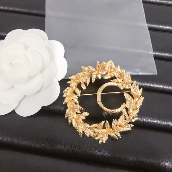 

brand brooch - Couple style for women and men - Metal brooch - Fashion jewelry accessory - Designed with letter pearls and crystals - Back has a steel stamp mark