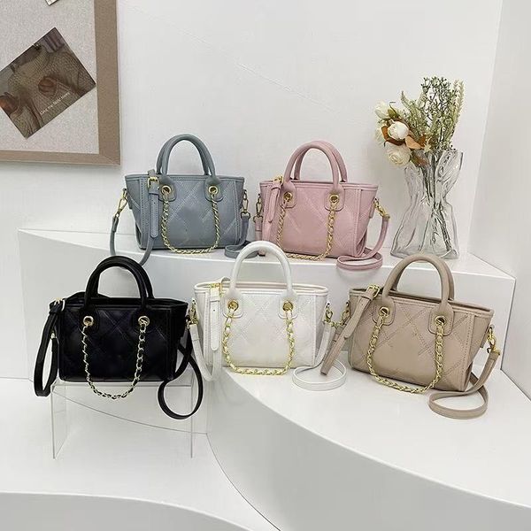 

Counter Same Style Chain Premium Diamond Grid Bag Light Luxury Handbag 2025 New Fashion Shoulder Bag Versatile Crossbody Bag Small Fragrant Style, A4
