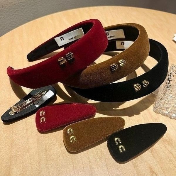 

Designer Wide Headband Luxury Letter Metal Headband for Women Girls Retro Velvet Material Hair Band High Crown Headbands High-quality Gifts