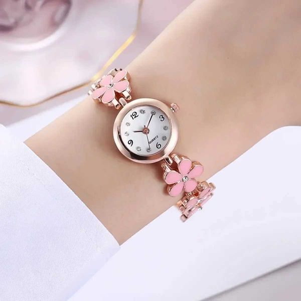 Small dial flower bracelet watch womens Korean version simple and fashionable round quartz watch womens watch womens watch RelogioXJ250408