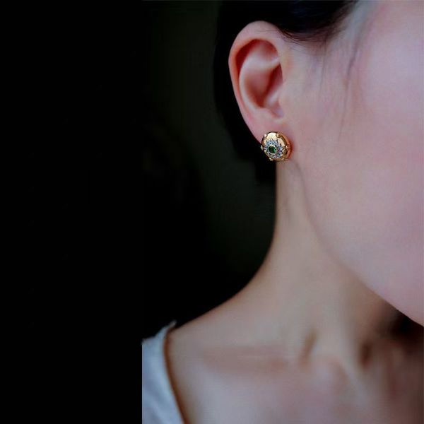 

2025 Light Luxury And High Vintage Court Style Jewlery 18k Gold Plated Eco-friendly Metal Green Emerald Earrings Carved Grain Ear Studs