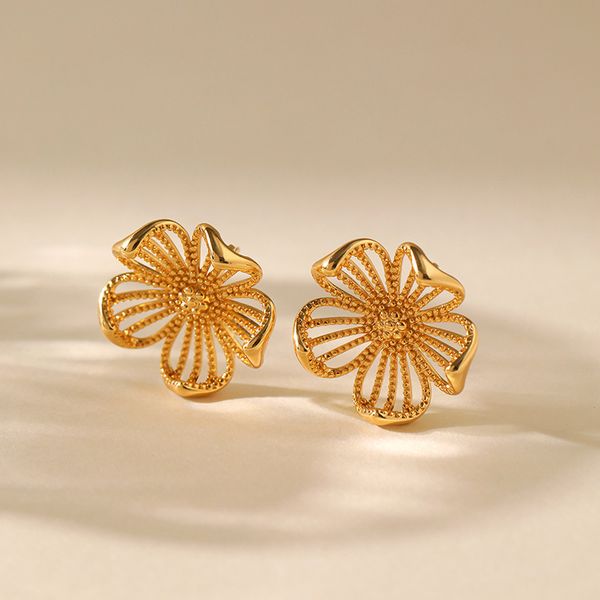 

Flower design hollow personality earrings copper plated 18K real gold elegant and atmospheric style metal texture European and American style earrings