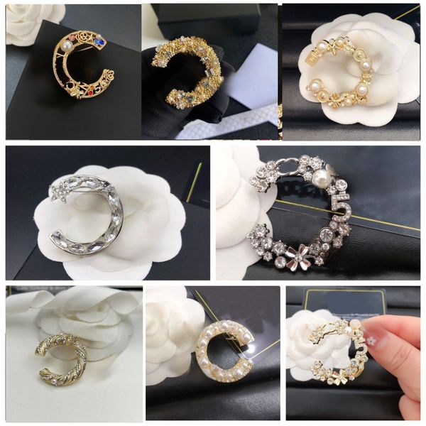 

Luxury Designer Brooches Fashion Gold Plated Pin Pearl Letter Pin Brooch Crystal Jewelry Accessorie Wedding Party Gift