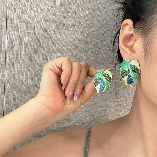 

wholesale in stock 2025 new style gold metal green leaf ear studs for women earrings ancient senior simple summer temperament jewellery