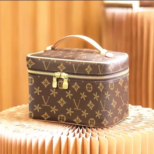 

Lady Cosmetic Bags Fashion Makeup Women Designers Handbag Travel Pouch Ladies Purses High Quality Organizador Toiletry Bag Free gift of silk scarf, Brown grid 47542