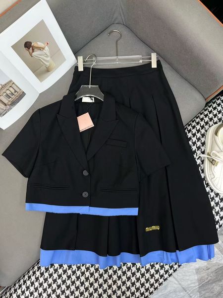 

Designer label new short-sleeved suit jacket pleated skirt set, contrasting silkwork at the bottom corners, a popular set with a temperament, A2